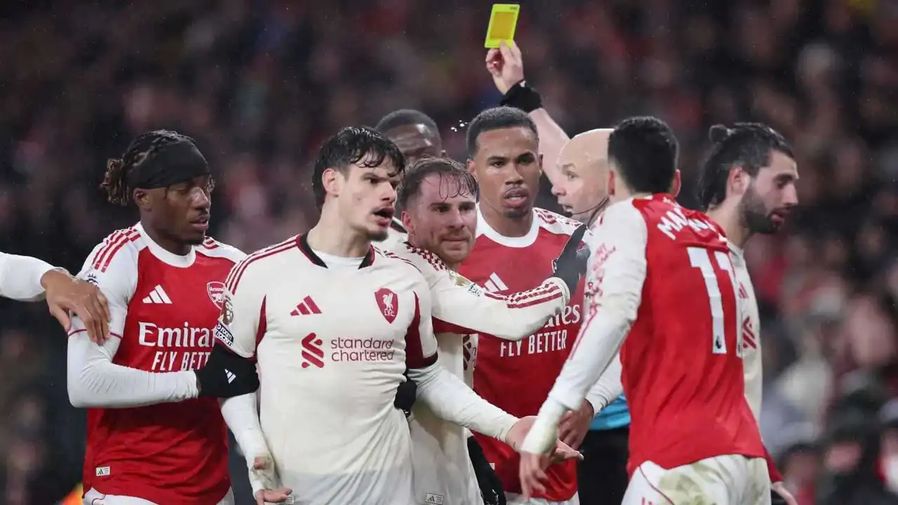 مارتينلي يثير الجدل بتصرف عنيف ضد لاعب ليفربول المصاب